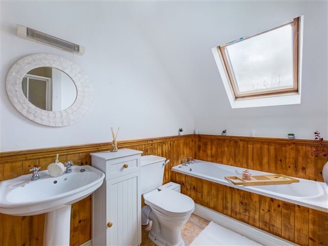 15 Abbot Crescent, Holycross, Thurles, Co. Tipperary