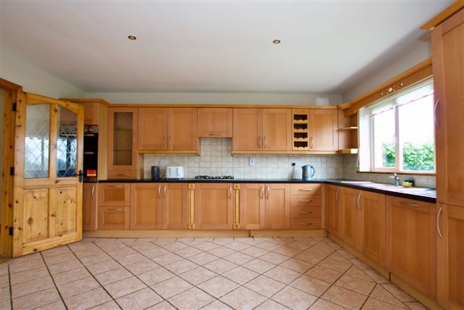 31 Barrys Ave, Tarmonbarry, Roscommon