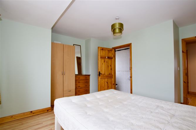 31 Barrys Ave, Tarmonbarry, Roscommon