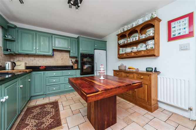 https://photos-a.propertyimages.ie/media/2/7/5/4946572/4d243a74-4c1c-4a00-aad5-a310de799b09_l.jpg