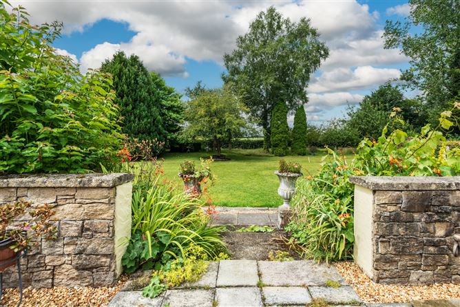 https://photos-a.propertyimages.ie/media/2/7/5/4946572/4d243a74-4c1c-4a00-aad5-a310de799b09_l.jpg