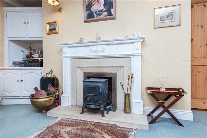 https://photos-a.propertyimages.ie/media/2/7/5/4946572/4d243a74-4c1c-4a00-aad5-a310de799b09_l.jpg