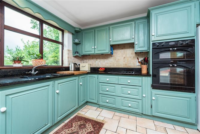 https://photos-a.propertyimages.ie/media/2/7/5/4946572/4d243a74-4c1c-4a00-aad5-a310de799b09_l.jpg