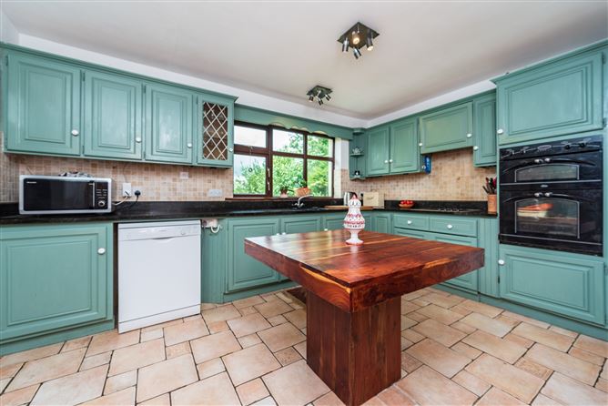 https://photos-a.propertyimages.ie/media/2/7/5/4946572/4d243a74-4c1c-4a00-aad5-a310de799b09_l.jpg