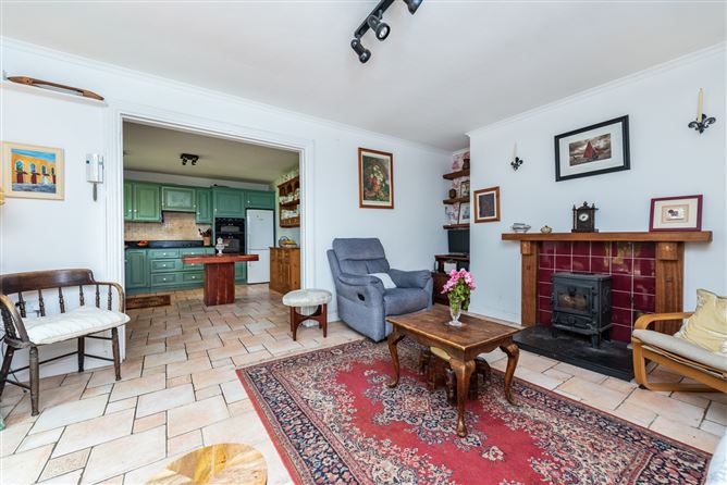 https://photos-a.propertyimages.ie/media/2/7/5/4946572/4d243a74-4c1c-4a00-aad5-a310de799b09_l.jpg