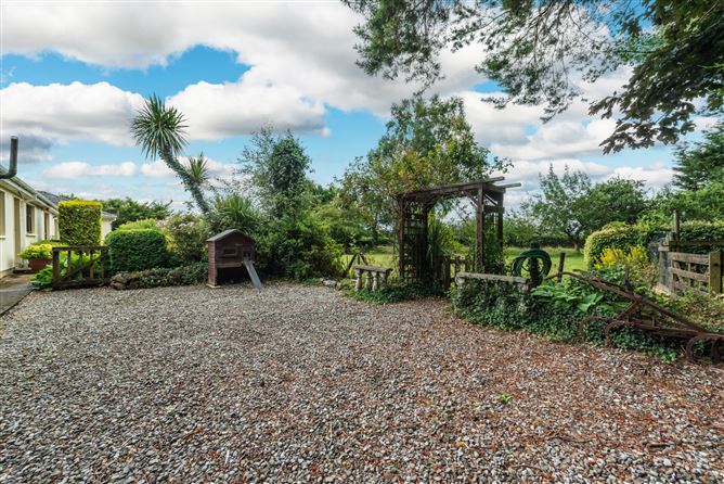 https://photos-a.propertyimages.ie/media/2/7/5/4946572/4d243a74-4c1c-4a00-aad5-a310de799b09_l.jpg