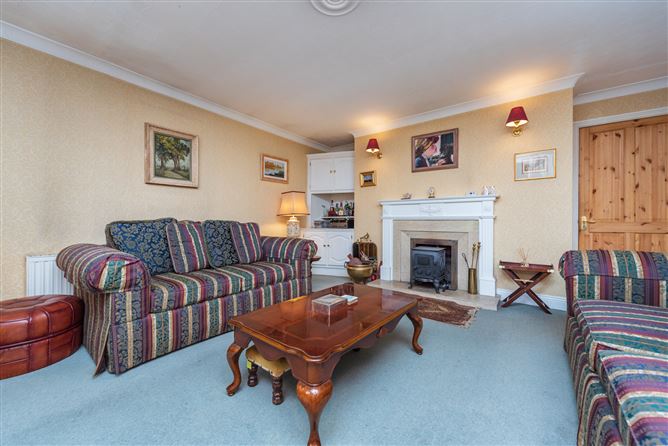 https://photos-a.propertyimages.ie/media/2/7/5/4946572/4d243a74-4c1c-4a00-aad5-a310de799b09_l.jpg