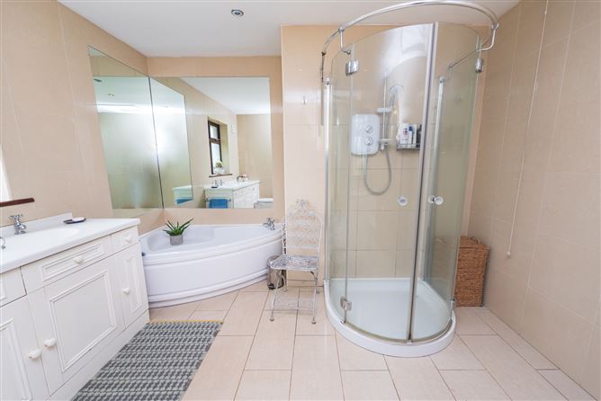 https://photos-a.propertyimages.ie/media/2/7/5/4946572/4d243a74-4c1c-4a00-aad5-a310de799b09_l.jpg