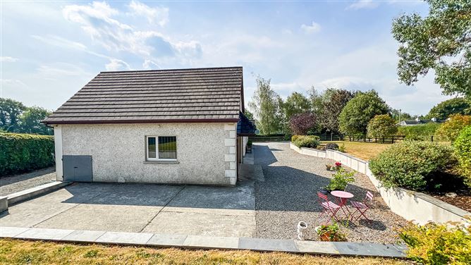 https://photos-a.propertyimages.ie/media/2/7/5/5018572/ce24dbef-ce46-4f72-b71e-deff2c337b0a_l.jpg