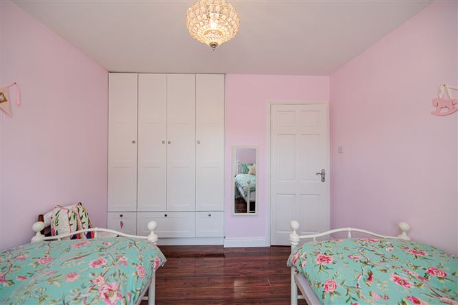 https://photos-a.propertyimages.ie/media/2/7/5/5018572/ce24dbef-ce46-4f72-b71e-deff2c337b0a_l.jpg
