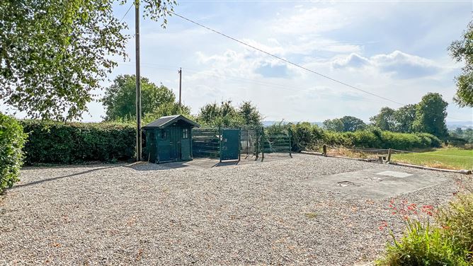 https://photos-a.propertyimages.ie/media/2/7/5/5018572/ce24dbef-ce46-4f72-b71e-deff2c337b0a_l.jpg