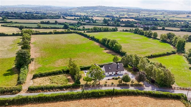 https://photos-a.propertyimages.ie/media/2/7/5/5018572/ce24dbef-ce46-4f72-b71e-deff2c337b0a_l.jpg