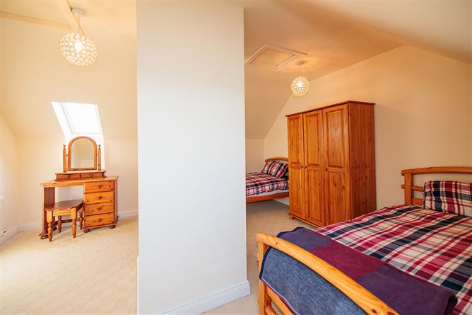 https://photos-a.propertyimages.ie/media/2/7/5/5018572/ce24dbef-ce46-4f72-b71e-deff2c337b0a_l.jpg