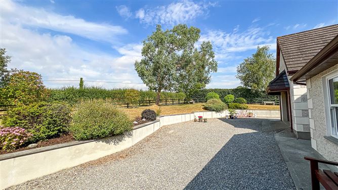 https://photos-a.propertyimages.ie/media/2/7/5/5018572/ce24dbef-ce46-4f72-b71e-deff2c337b0a_l.jpg