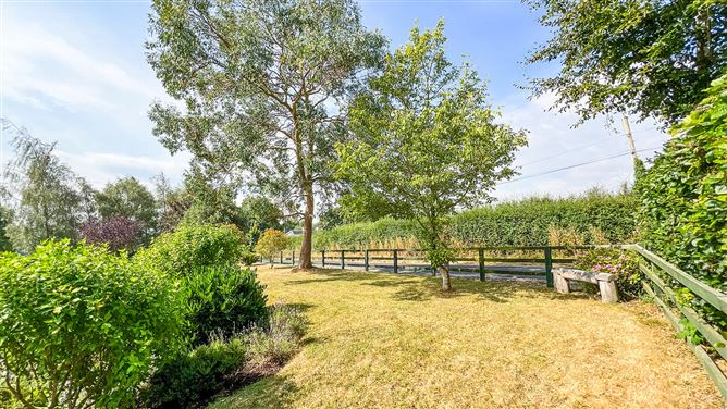 https://photos-a.propertyimages.ie/media/2/7/5/5018572/ce24dbef-ce46-4f72-b71e-deff2c337b0a_l.jpg