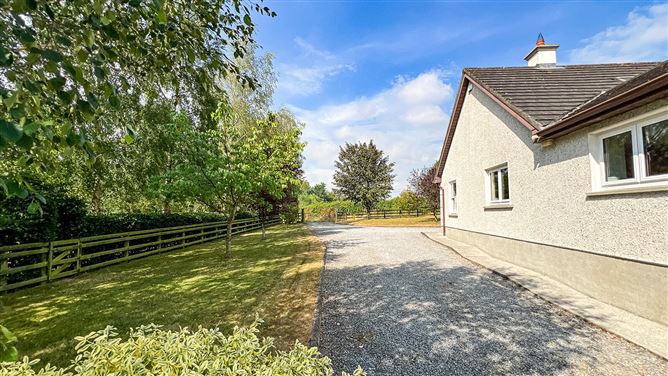 https://photos-a.propertyimages.ie/media/2/7/5/5018572/ce24dbef-ce46-4f72-b71e-deff2c337b0a_l.jpg
