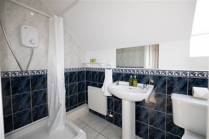 https://photos-a.propertyimages.ie/media/2/7/5/5018572/ce24dbef-ce46-4f72-b71e-deff2c337b0a_l.jpg