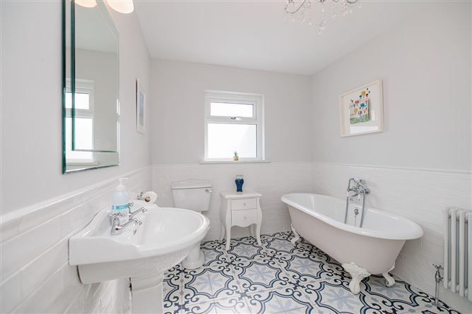https://photos-a.propertyimages.ie/media/2/7/5/5018572/ce24dbef-ce46-4f72-b71e-deff2c337b0a_l.jpg