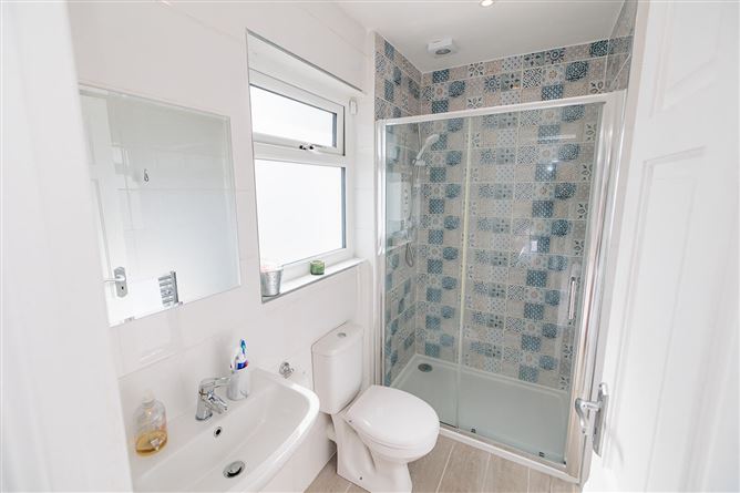 https://photos-a.propertyimages.ie/media/2/7/5/5018572/ce24dbef-ce46-4f72-b71e-deff2c337b0a_l.jpg