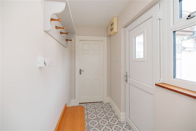 https://photos-a.propertyimages.ie/media/2/7/5/5018572/ce24dbef-ce46-4f72-b71e-deff2c337b0a_l.jpg