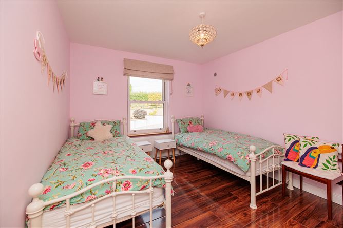 https://photos-a.propertyimages.ie/media/2/7/5/5018572/ce24dbef-ce46-4f72-b71e-deff2c337b0a_l.jpg