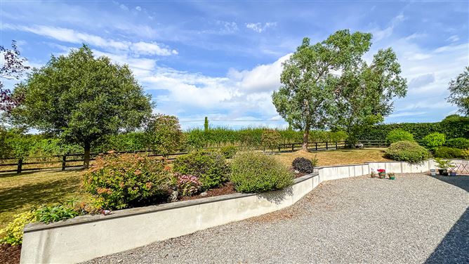 https://photos-a.propertyimages.ie/media/2/7/5/5018572/ce24dbef-ce46-4f72-b71e-deff2c337b0a_l.jpg