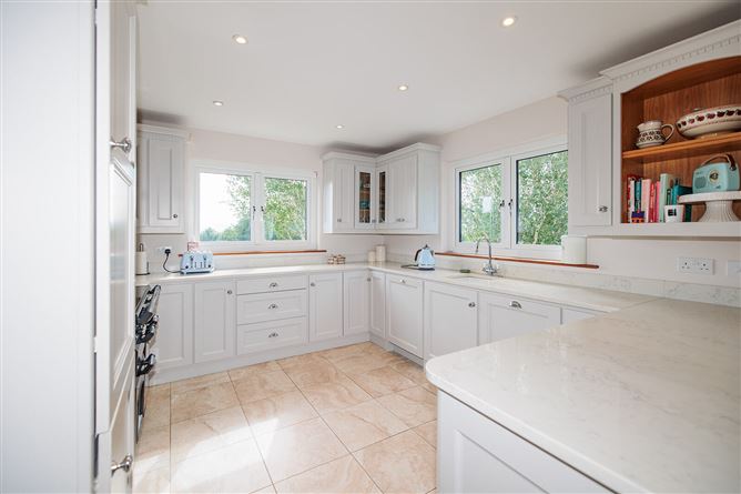 https://photos-a.propertyimages.ie/media/2/7/5/5018572/ce24dbef-ce46-4f72-b71e-deff2c337b0a_l.jpg