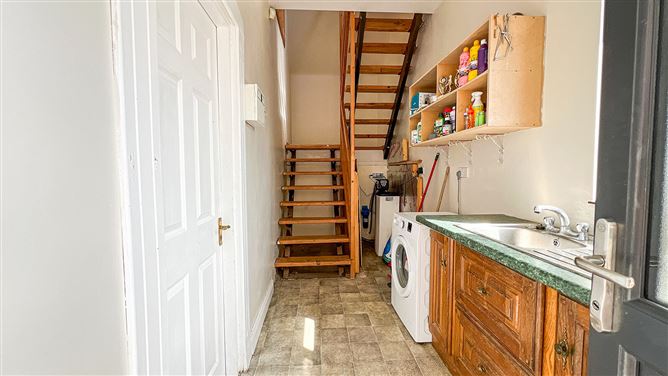 https://photos-a.propertyimages.ie/media/2/7/5/5018572/ce24dbef-ce46-4f72-b71e-deff2c337b0a_l.jpg
