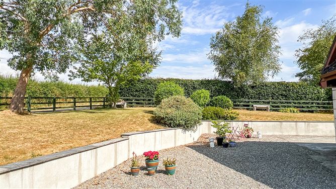 https://photos-a.propertyimages.ie/media/2/7/5/5018572/ce24dbef-ce46-4f72-b71e-deff2c337b0a_l.jpg