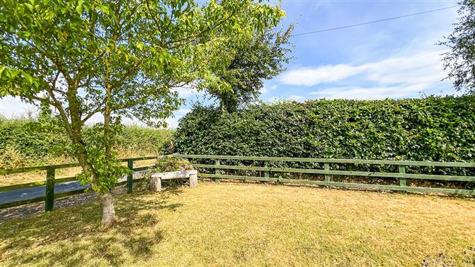 https://photos-a.propertyimages.ie/media/2/7/5/5018572/ce24dbef-ce46-4f72-b71e-deff2c337b0a_l.jpg
