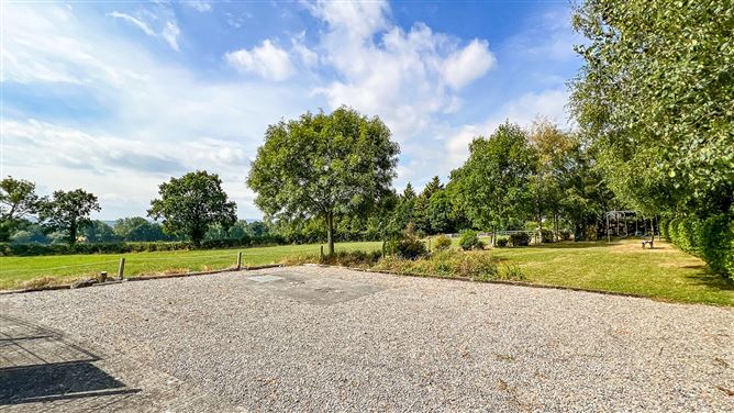 https://photos-a.propertyimages.ie/media/2/7/5/5018572/ce24dbef-ce46-4f72-b71e-deff2c337b0a_l.jpg