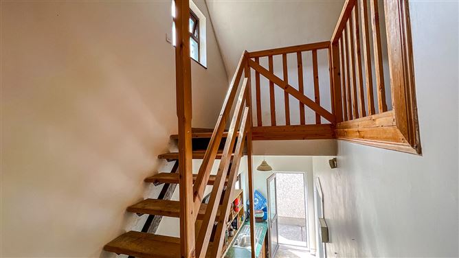 https://photos-a.propertyimages.ie/media/2/7/5/5018572/ce24dbef-ce46-4f72-b71e-deff2c337b0a_l.jpg