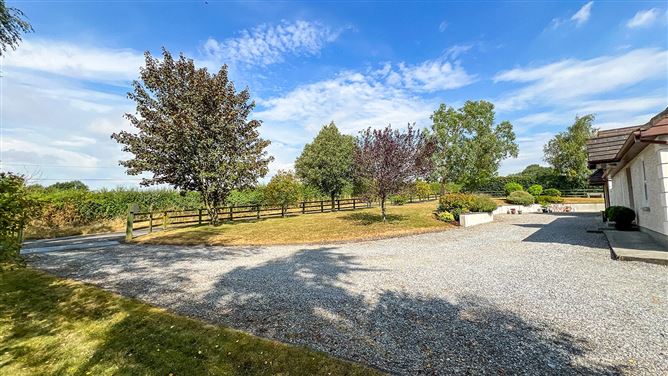 https://photos-a.propertyimages.ie/media/2/7/5/5018572/ce24dbef-ce46-4f72-b71e-deff2c337b0a_l.jpg
