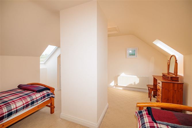 https://photos-a.propertyimages.ie/media/2/7/5/5018572/ce24dbef-ce46-4f72-b71e-deff2c337b0a_l.jpg