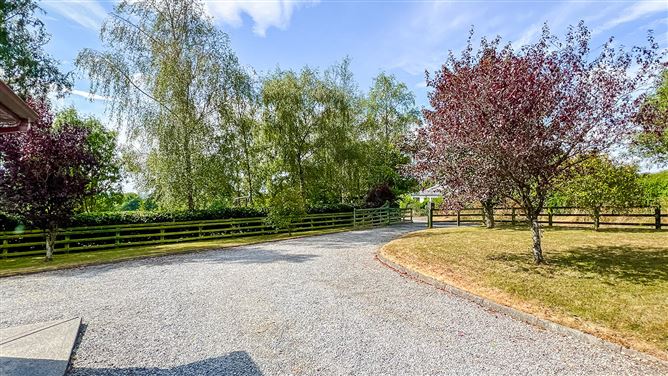https://photos-a.propertyimages.ie/media/2/7/5/5018572/ce24dbef-ce46-4f72-b71e-deff2c337b0a_l.jpg