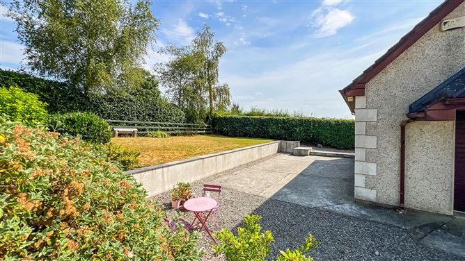https://photos-a.propertyimages.ie/media/2/7/5/5018572/ce24dbef-ce46-4f72-b71e-deff2c337b0a_l.jpg