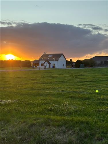 https://photos-a.propertyimages.ie/media/2/7/6/4948672/732e5922-85db-4af1-9e75-d1bc98f63a56_l.jpg