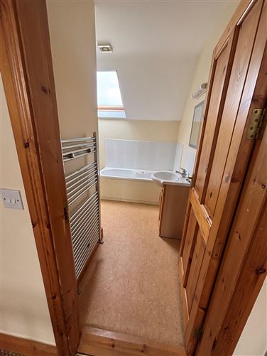 https://photos-a.propertyimages.ie/media/2/7/6/4948672/732e5922-85db-4af1-9e75-d1bc98f63a56_l.jpg