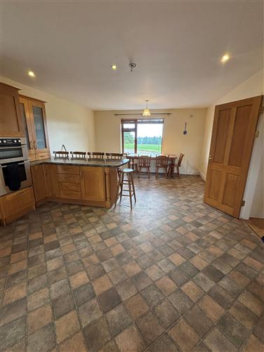 https://photos-a.propertyimages.ie/media/2/7/6/4948672/732e5922-85db-4af1-9e75-d1bc98f63a56_l.jpg