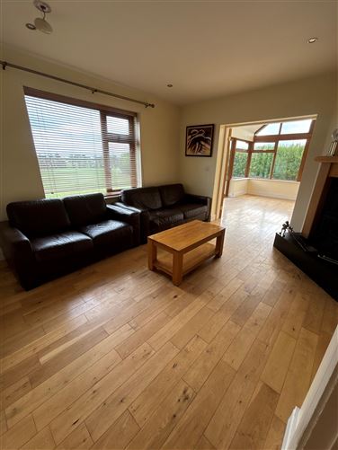 https://photos-a.propertyimages.ie/media/2/7/6/4948672/732e5922-85db-4af1-9e75-d1bc98f63a56_l.jpg
