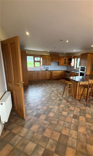 https://photos-a.propertyimages.ie/media/2/7/6/4948672/732e5922-85db-4af1-9e75-d1bc98f63a56_l.jpg