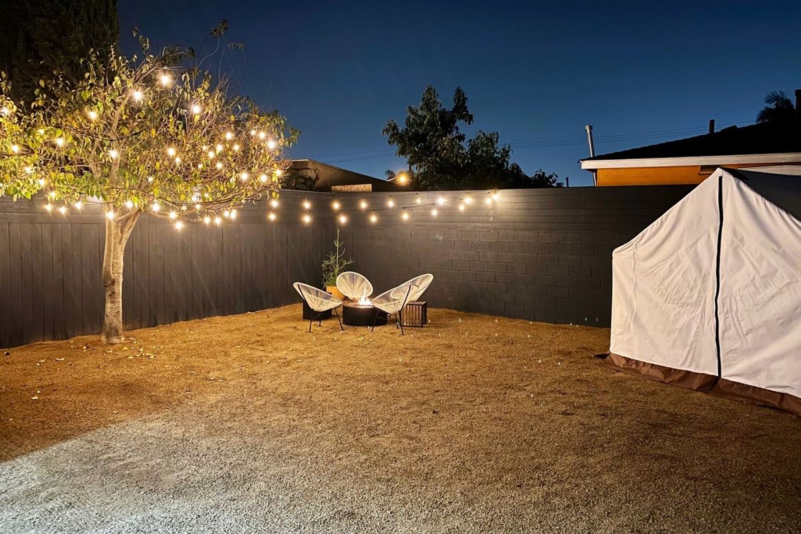 Hut Noir,Inglewood, California, USA