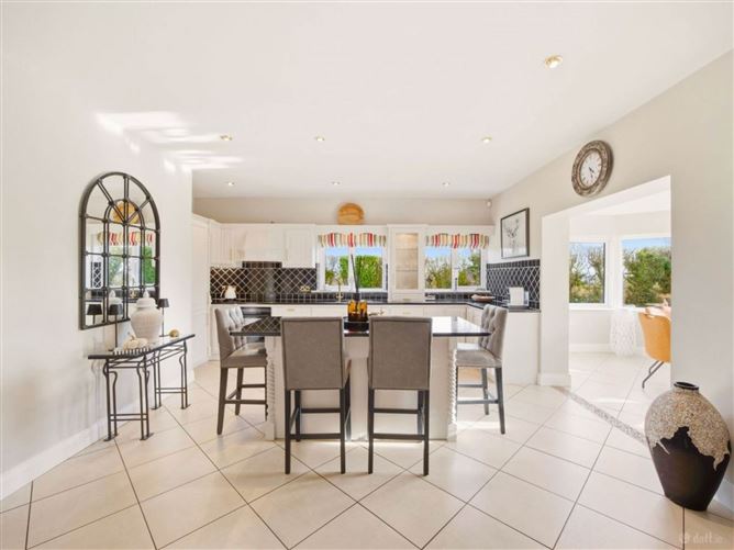 https://photos-a.propertyimages.ie/media/2/8/2/5010282/af34b5fa-9c19-4052-9aa8-eb177891e097_l.jpg