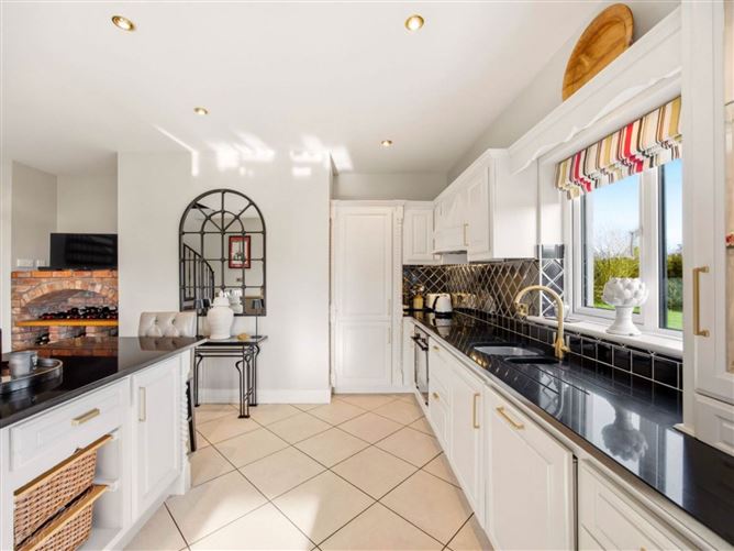 https://photos-a.propertyimages.ie/media/2/8/2/5010282/af34b5fa-9c19-4052-9aa8-eb177891e097_l.jpg