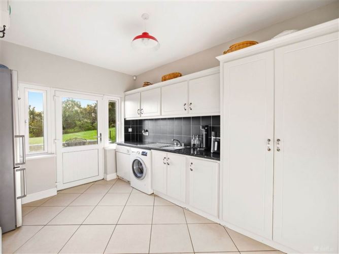 https://photos-a.propertyimages.ie/media/2/8/2/5010282/af34b5fa-9c19-4052-9aa8-eb177891e097_l.jpg