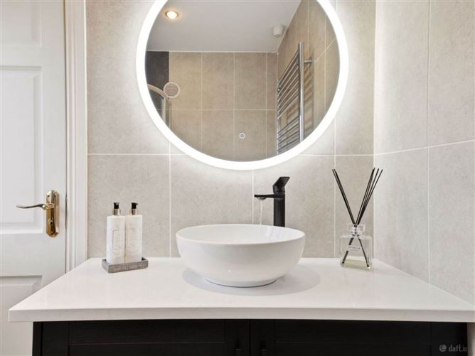 https://photos-a.propertyimages.ie/media/2/8/2/5010282/af34b5fa-9c19-4052-9aa8-eb177891e097_l.jpg