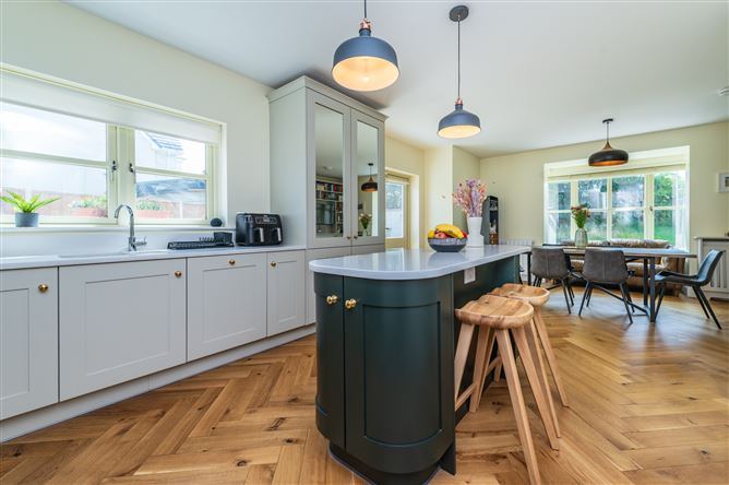 https://photos-a.propertyimages.ie/media/2/8/2/5015282/4760eb9c-3c04-4ff5-9b23-ea1c722f5cfa_l.jpg