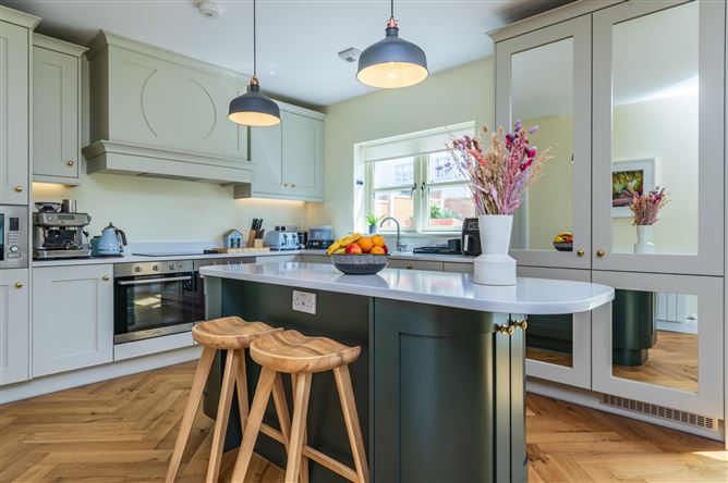 https://photos-a.propertyimages.ie/media/2/8/2/5015282/4760eb9c-3c04-4ff5-9b23-ea1c722f5cfa_l.jpg
