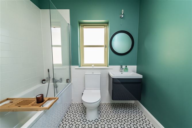 https://photos-a.propertyimages.ie/media/2/8/2/5015282/4760eb9c-3c04-4ff5-9b23-ea1c722f5cfa_l.jpg