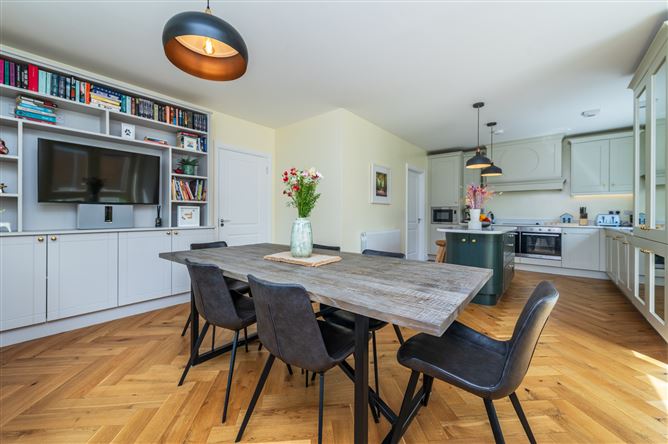 https://photos-a.propertyimages.ie/media/2/8/2/5015282/4760eb9c-3c04-4ff5-9b23-ea1c722f5cfa_l.jpg